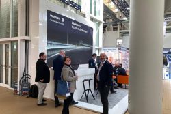 Das Team des Leitplanken Herstellers MEISER Straßenausstattung auf der DeuSAT (Deutscher Straßenausstattertag) mit Besuchern vor ihrem Stand.