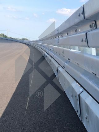 Ein Teil des innovativen Rückhaltesystems, welches hier vom inneren Rand einer Kurve der Hochgeschwindigkeits-Rundstrecke in Nardò gezeigt wird.