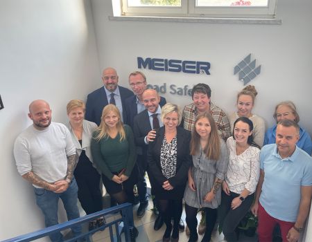 Le team polonaise de Meiser Straßenausstattung sur son nouveau site en Pologne.