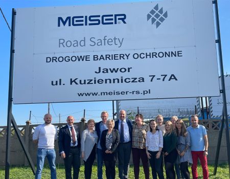 Photo de groupe de l'équipe polonaise de Meiser Straßenausstattung sur le nouveau site en Pologne.
