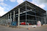 Der Neubau auf dem Gelände von Meiser Straßenausstattung in seinen Anfängen.