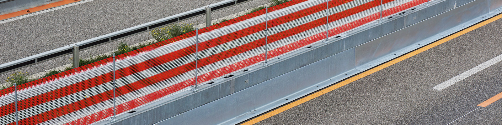 Une glissière de sécurité en acier Duo-rail de Meiser Strassenausstattung, sur une voie rapide.
