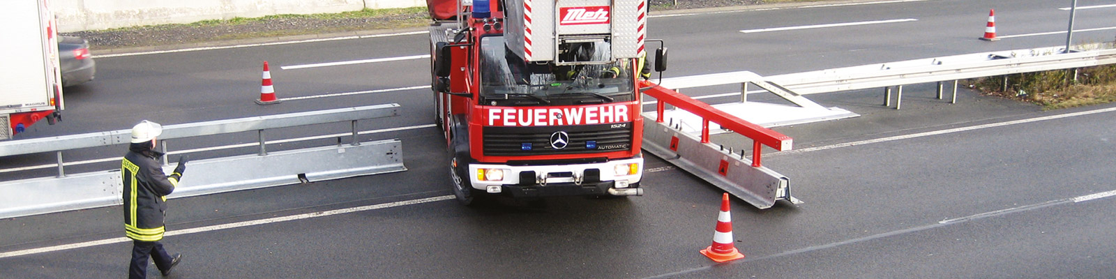 Un camion de pompiers traverse le gate-guard, intégré au système de glissières de sécurité.