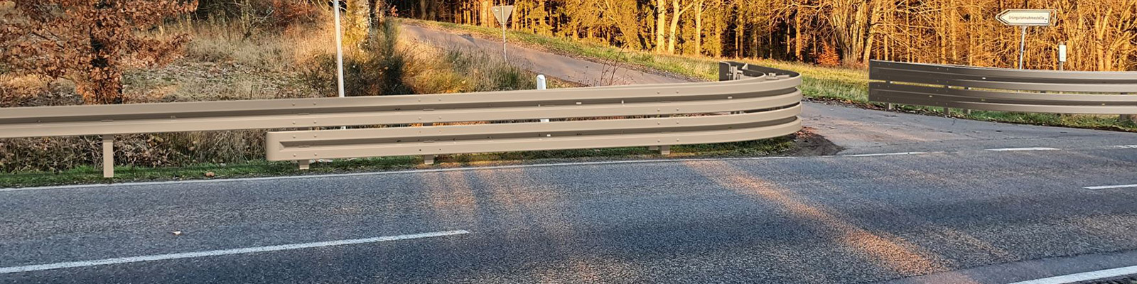 Nahaufnahme von Protector 90⁰ Leitschutzplanken in einer Einmündung auf einer Landstrasse.