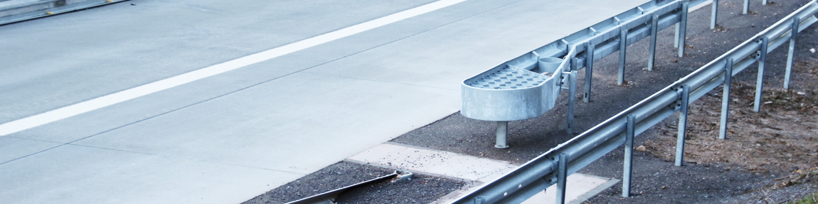 Gros plan d'un Protector connecté à un système de glissières de sécurité de Meiser Strassenausstattung.