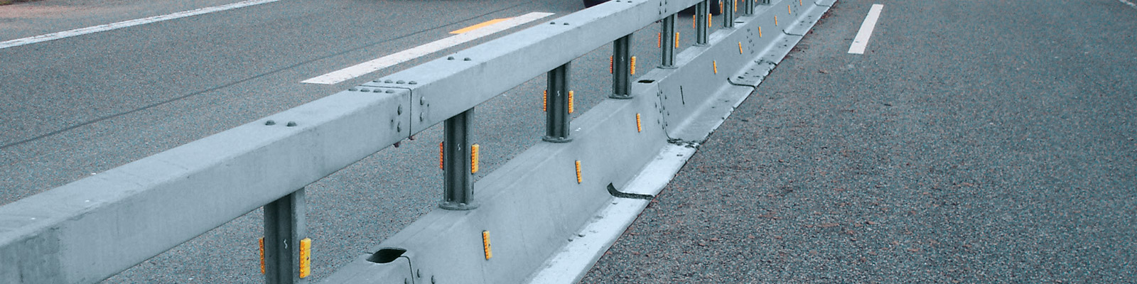 Nahaufnahme des vario-guard Leitschutzplankensystems von Meiser Strassenausstattung.