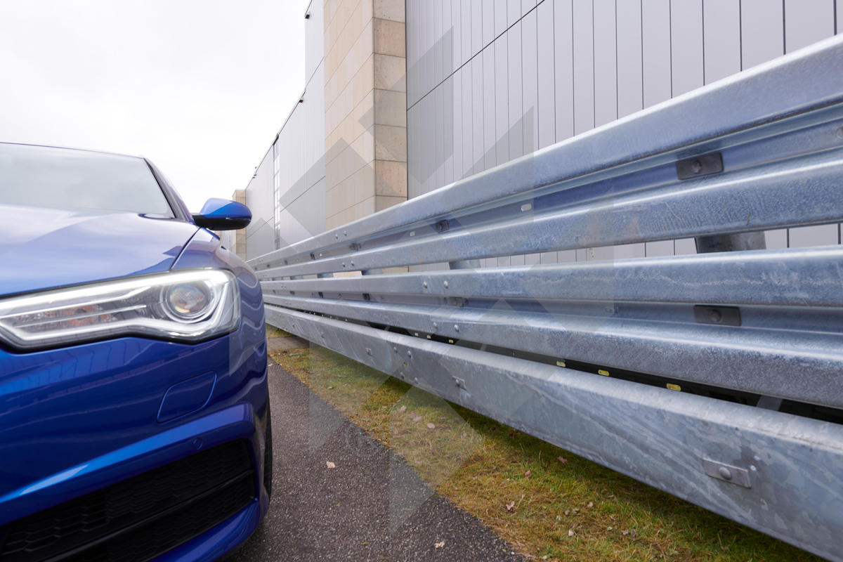 Ein blaues Auto neben dem neuen Ottavia P4 Endteminal System von Meiser Strassenausstattung.