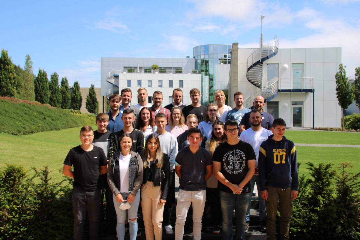 Die neuen Azubi 2021 vor dem Gebäude der MEISER Straßenausstattung GmbH.