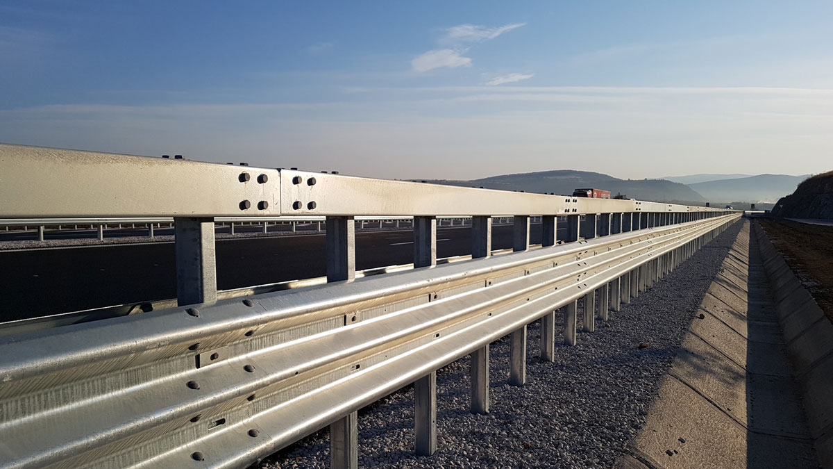 Nahaufnahme eines Easy-rail Leitplankensystems auf einer Autobahn von Meiser Strassenausstattung.