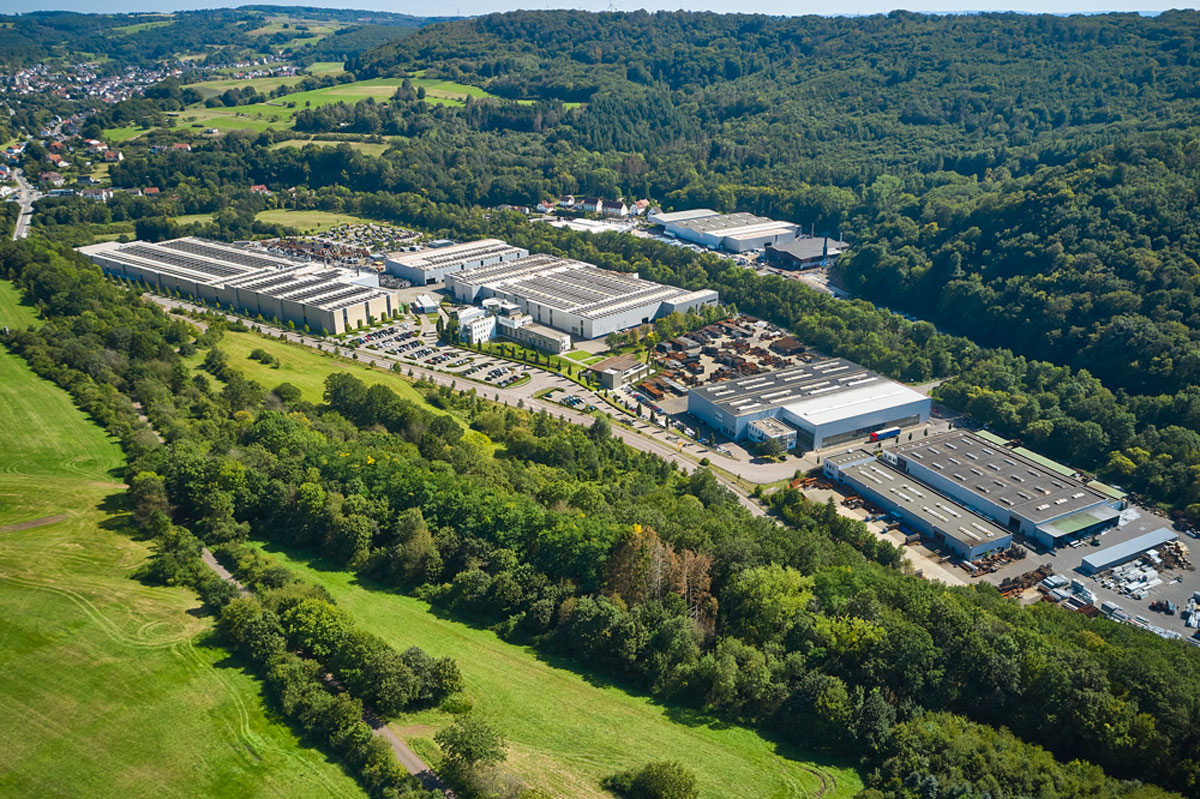 Vogelaufnahme des neu erworbenen Produktiobsbereichs für Stahlschutzplanken.